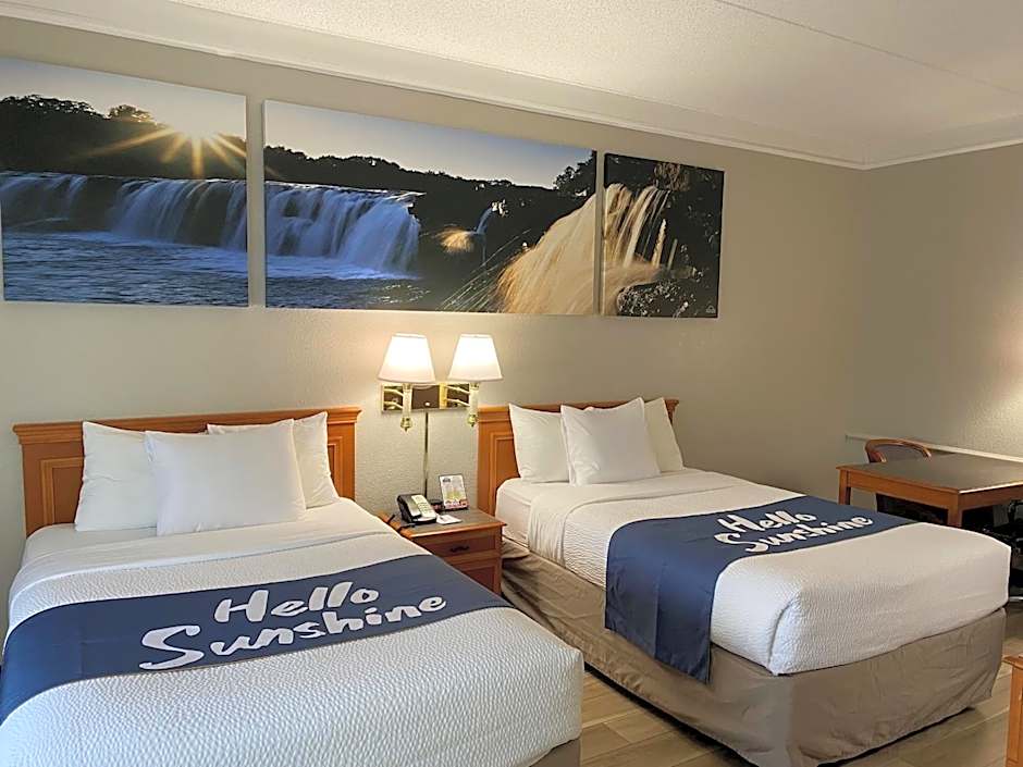 Days Inn & Suites by Wyndham Arlington Heights
