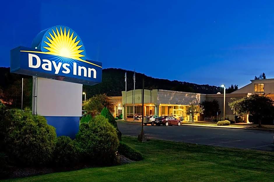 Days Inn by Wyndham Warren