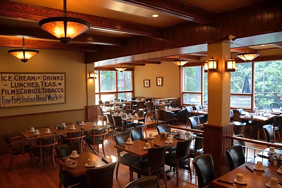 Johnston Canyon Lodge & Bungalows