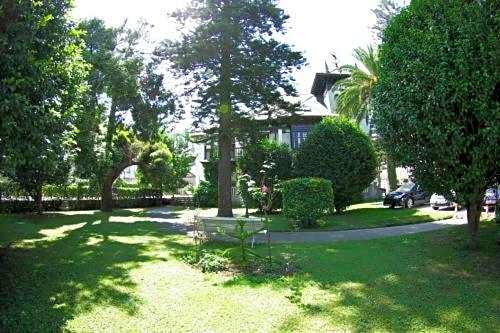 Hotel y Apartamentos Arias