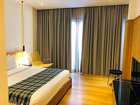 Medium Room with Bathtub