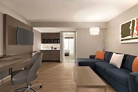 2 Room Corner Suite - 1 King Bed - Sofabed