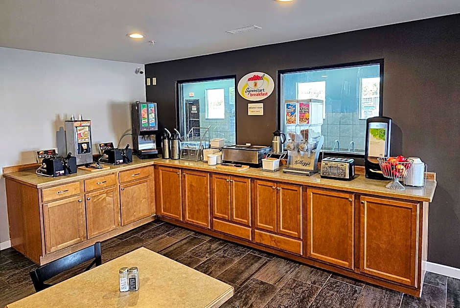 Super 8 by Wyndham Cloverdale IN
