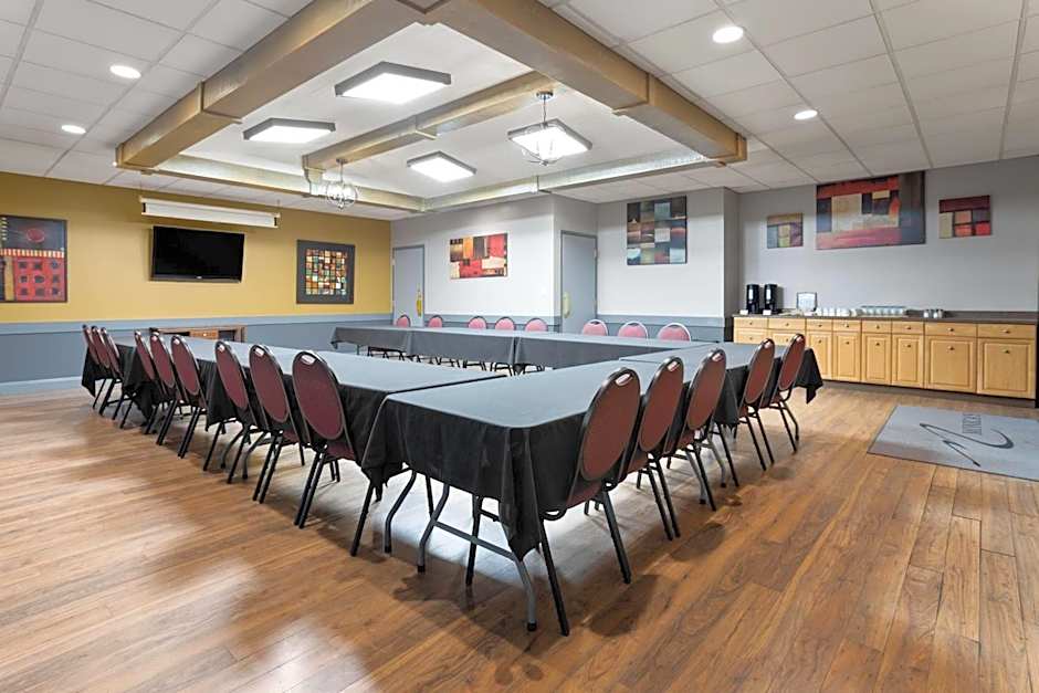 Travelodge by Wyndham Grande Prairie