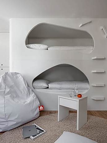Multi-bed room with 4 capsule beds