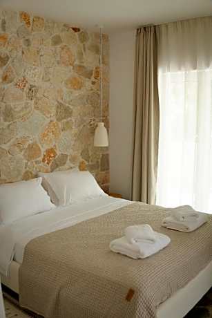 Deluxe Double Room (2 Adults + 1 Child)