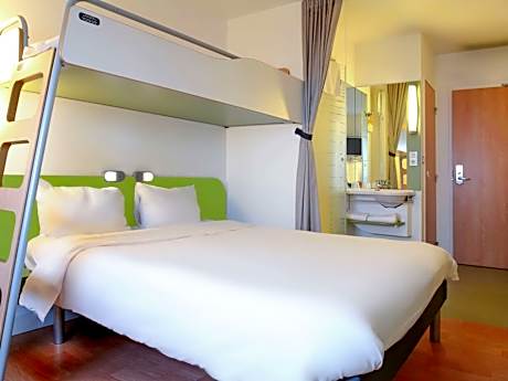Triple Room with a large bed and a bunk bed