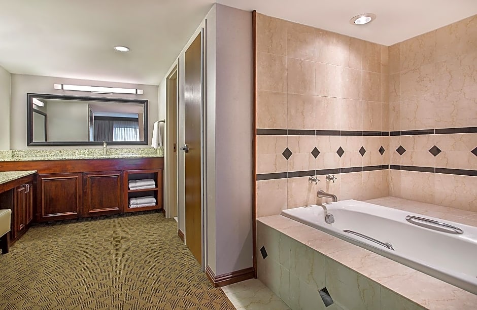 Holiday Inn University Plaza-Bowling Green, an IHG Hotel