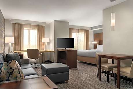 King Studio with Sofa Bed and Transfer Shower - Mobility and Hearing Accessible