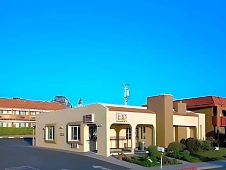 Pacific Coast Roadhouse Hotel