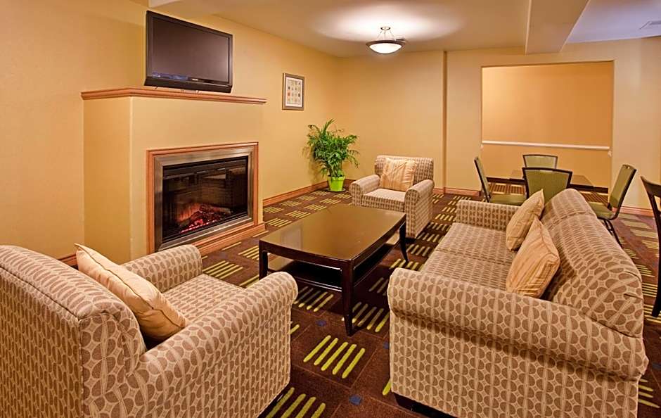 Holiday Inn Express Hotel & Suites Kansas City Sports Complex By IHG