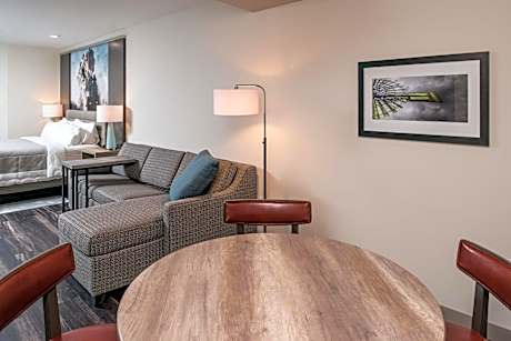 1 King Bed Suite Comm Acccess Roll Shwr