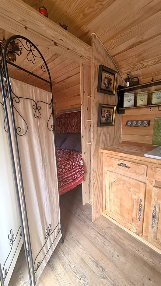 La roulotte au coeur du maquis