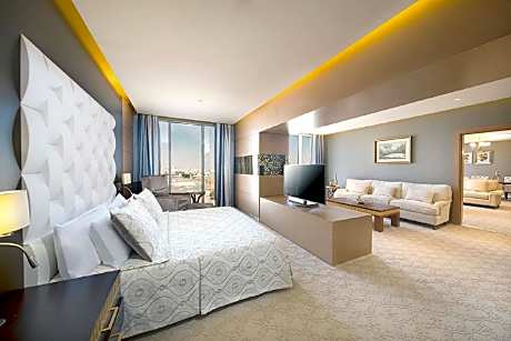 KING DELUXE ONE BEDROOM SUITE AND KITCHENETTE