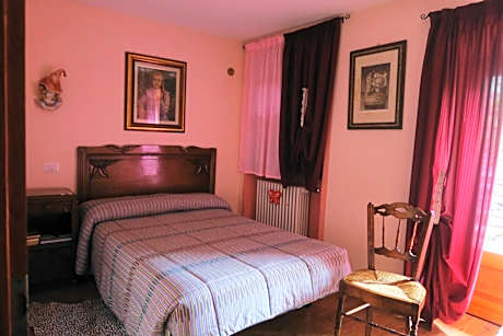 Double Room with Shared External Bathroom