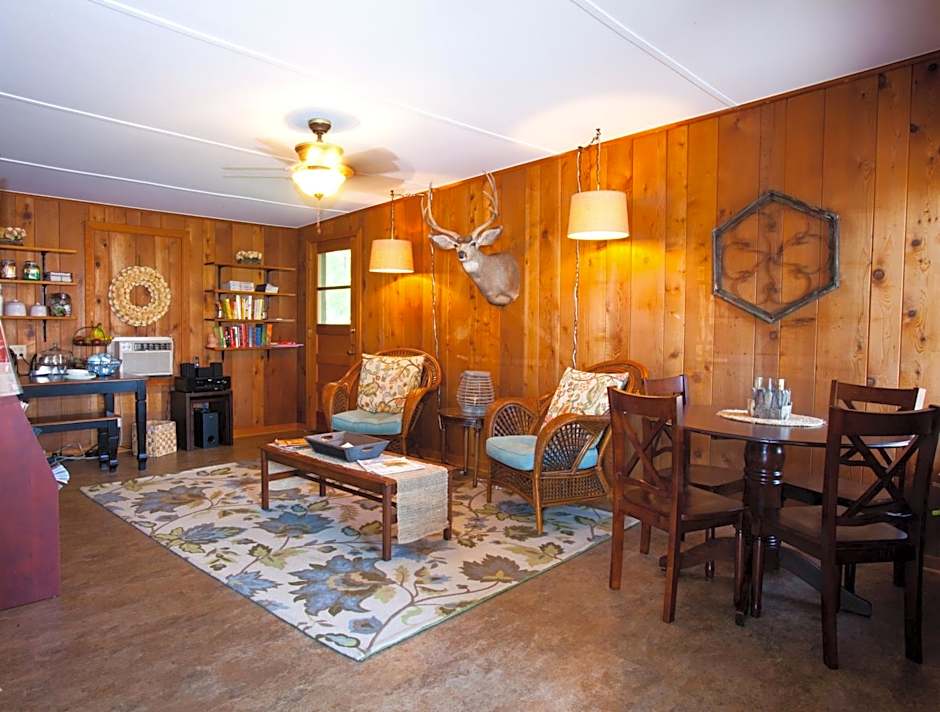 Whispering Winds Motel