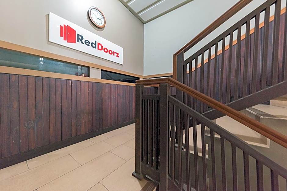 RedDoorz Syariah near Politeknik Negeri Bandung Campus