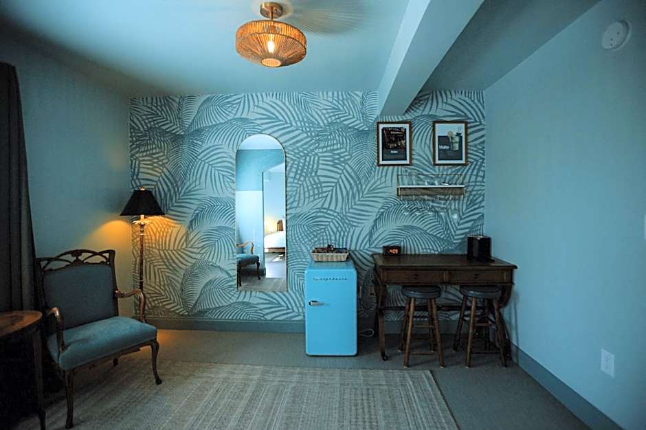 Peninsula Bed & Cocktails