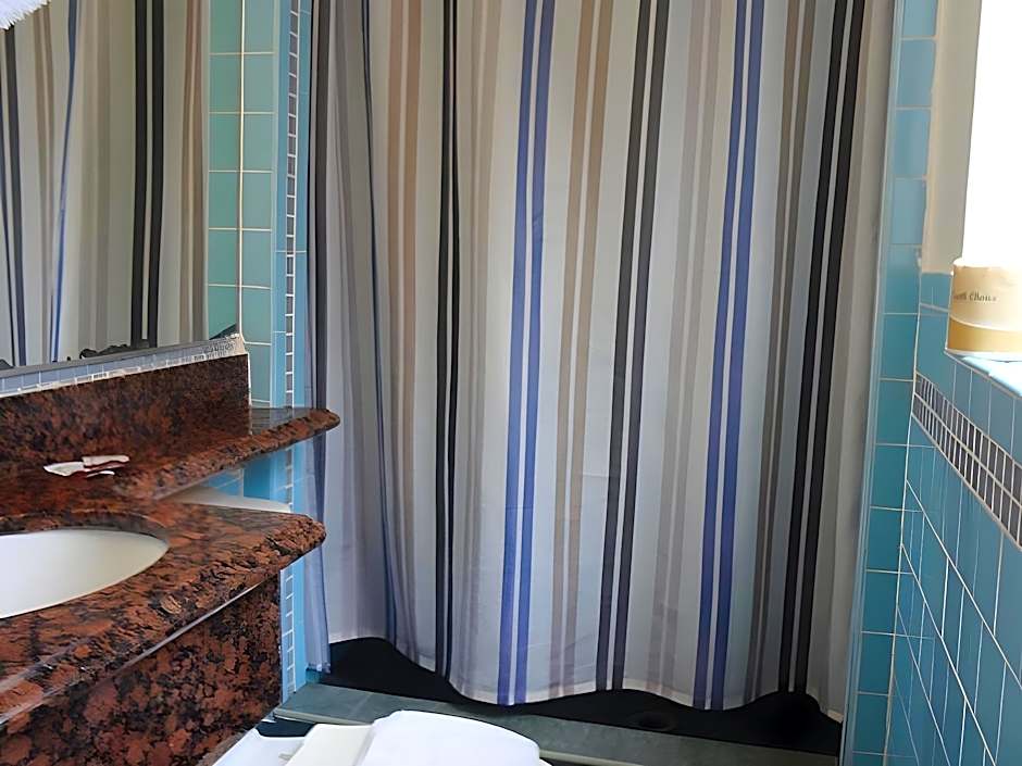 Paradise Inn & Suites