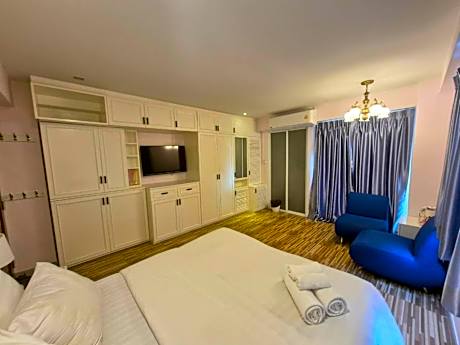 Deluxe Queen Room