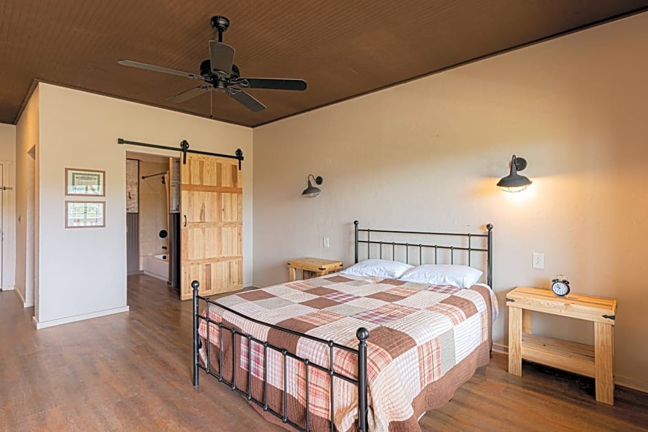 -Pet Friendly- Miners Cabin #5 -Two Double Beds - Private Balcony