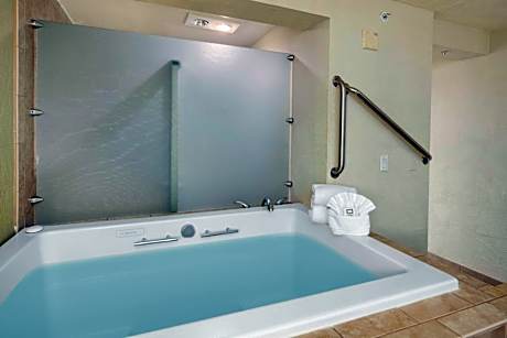 King Room with Jetted Tub and Rain Shower - Non-Smoking