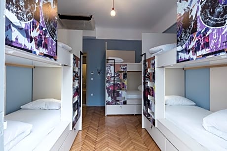 Bed in 6-Bed Mixed Dormitory Room with Ensuite Bathroom