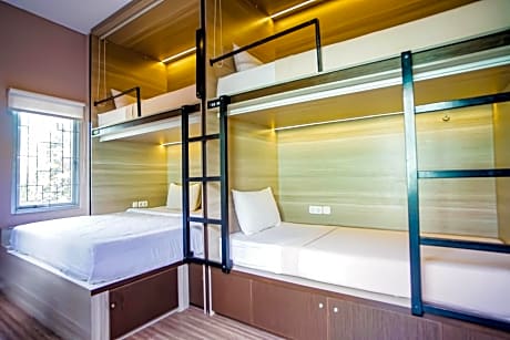 Bed in 5-Bed Mixed Dormitory Room