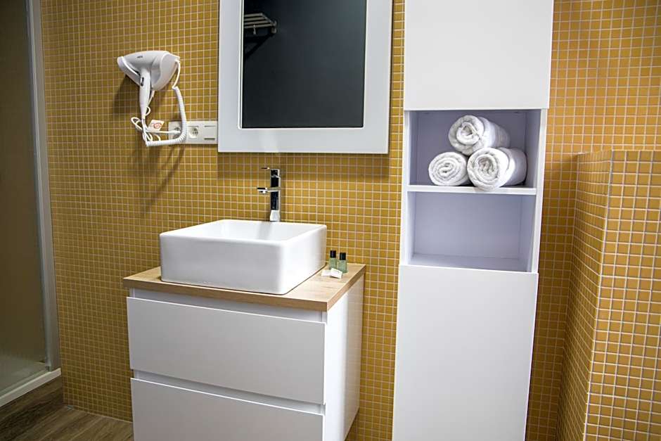 Photo 1 of 6 of Deluxe 1 King Bed