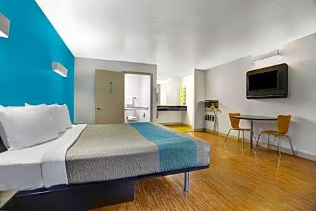 King Room - Disability Access - Non-Smoking