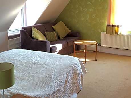 Family room-Suite-Ensuite with Bath