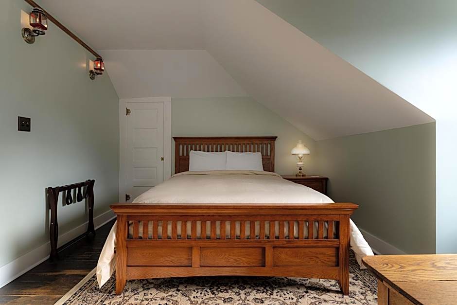 The NuWray Hotel & Carriage House