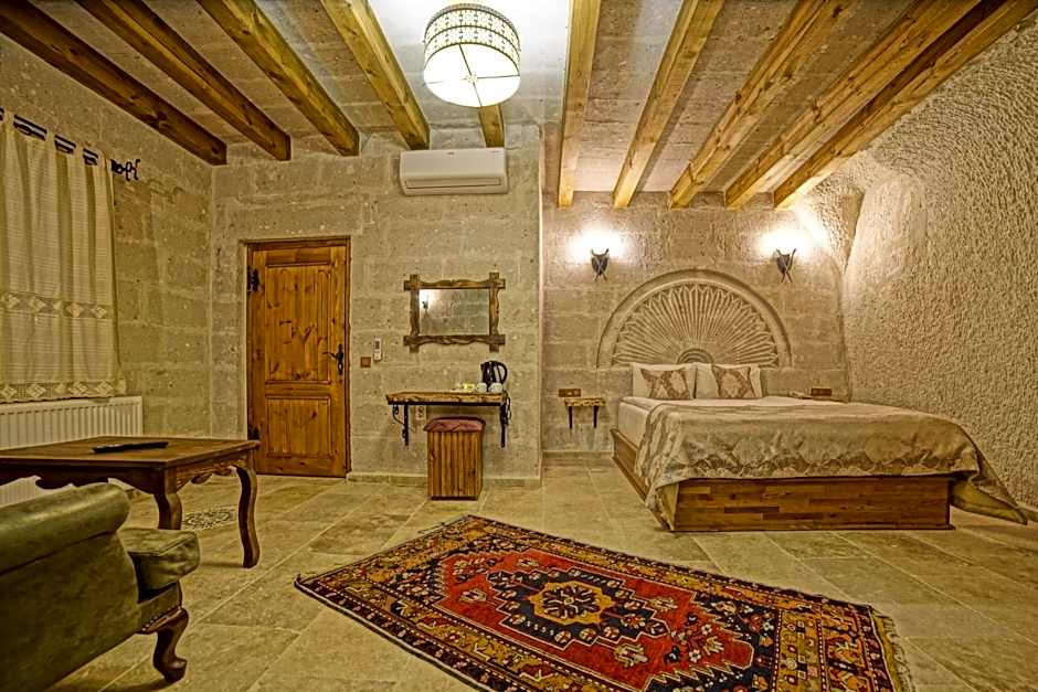 Risus Cave Suites
