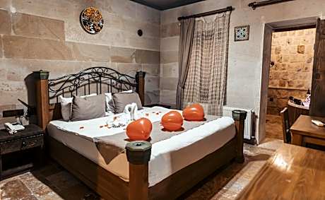 Honeymoon King Suite with Large Jacuzzi