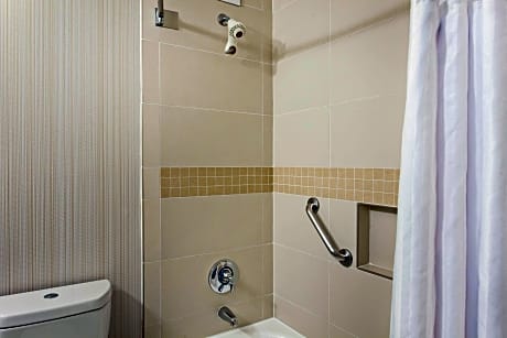 2 Queens Premium W/In-Room Drinks-Snacks