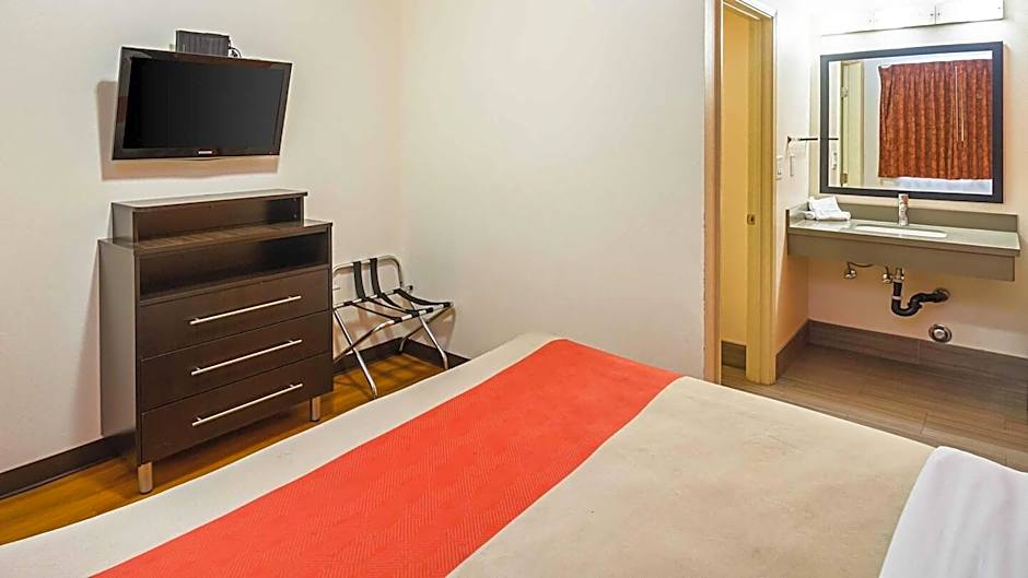 Motel 6 Hesperia, CA - East