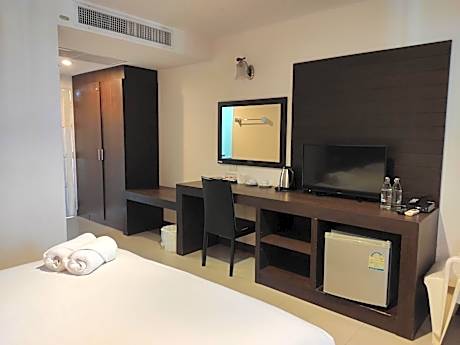 Deluxe Double or Twin Room with City View