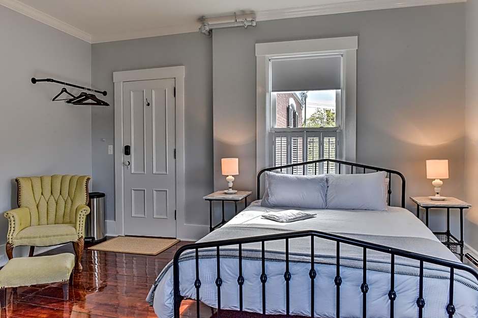 Photo 1 of 5 of Deluxe 1 Queen Bed