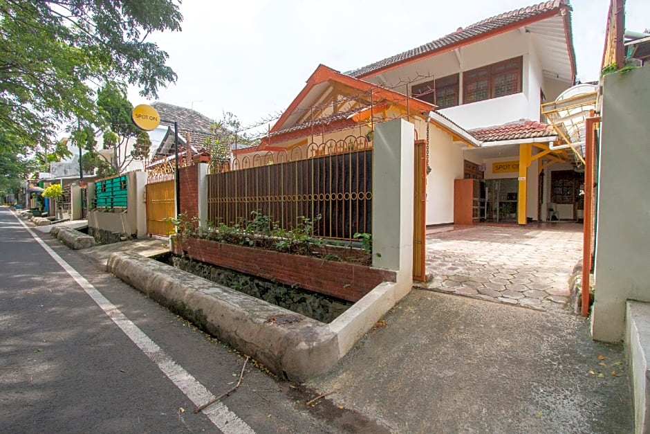 SPOT ON 3218 Bee Palm Family Syariah