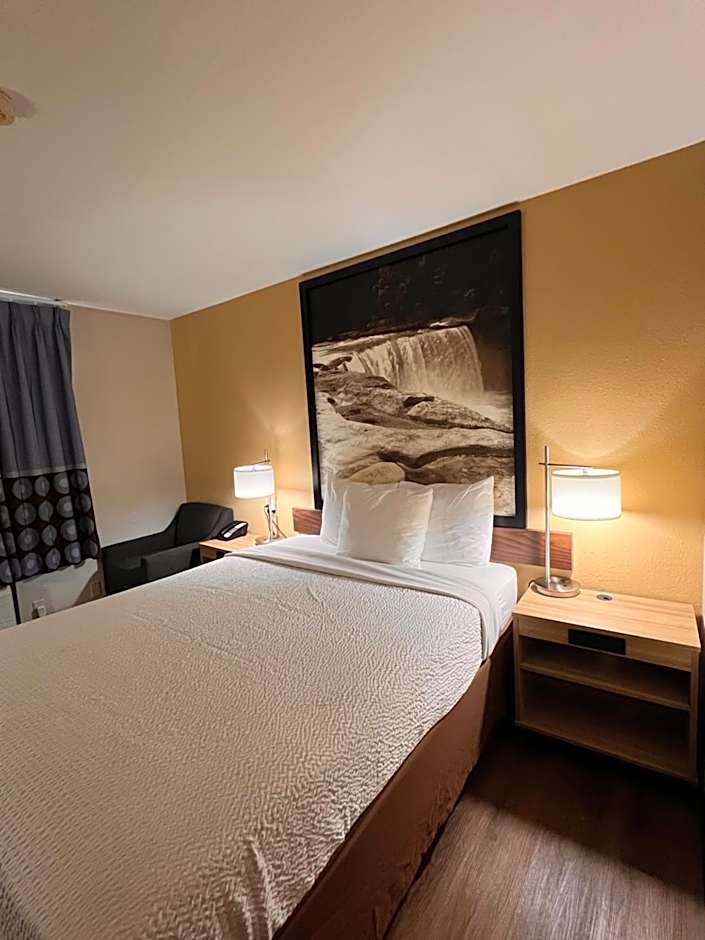 Super 8 by Wyndham Radcliff Ft. Knox Area