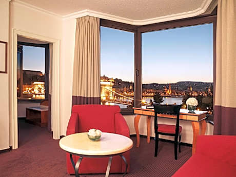 LUXURY ROOM - 1 Queen bed, Danube river view