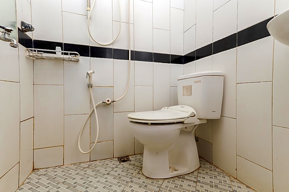 RedDoorz Syariah near Green Park Jatiwarna