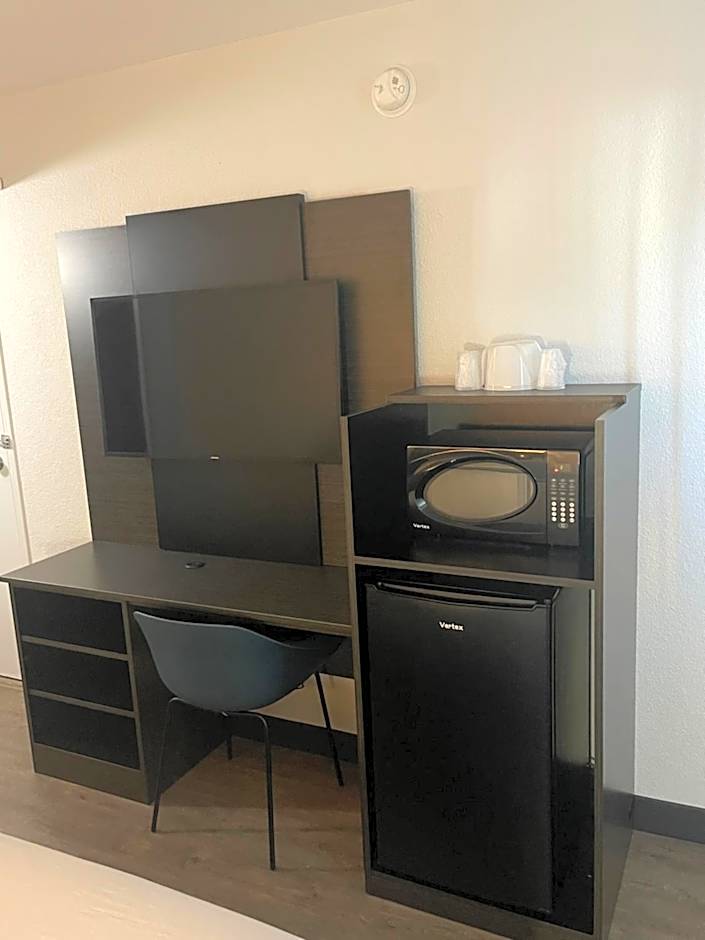 Motel 6-Bakersfield, CA - South