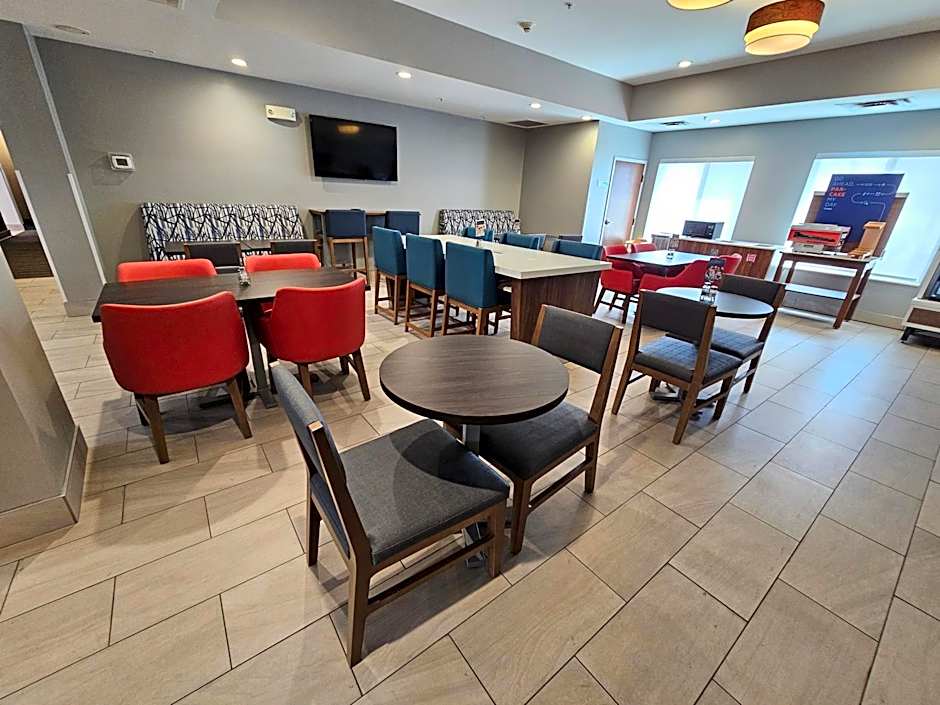 Holiday Inn Express Hotel & Suites Cincinnati-Blue Ash By IHG