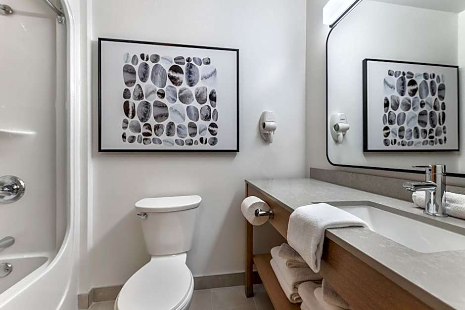 Days Inn & Suites by Wyndham Thunder Bay
