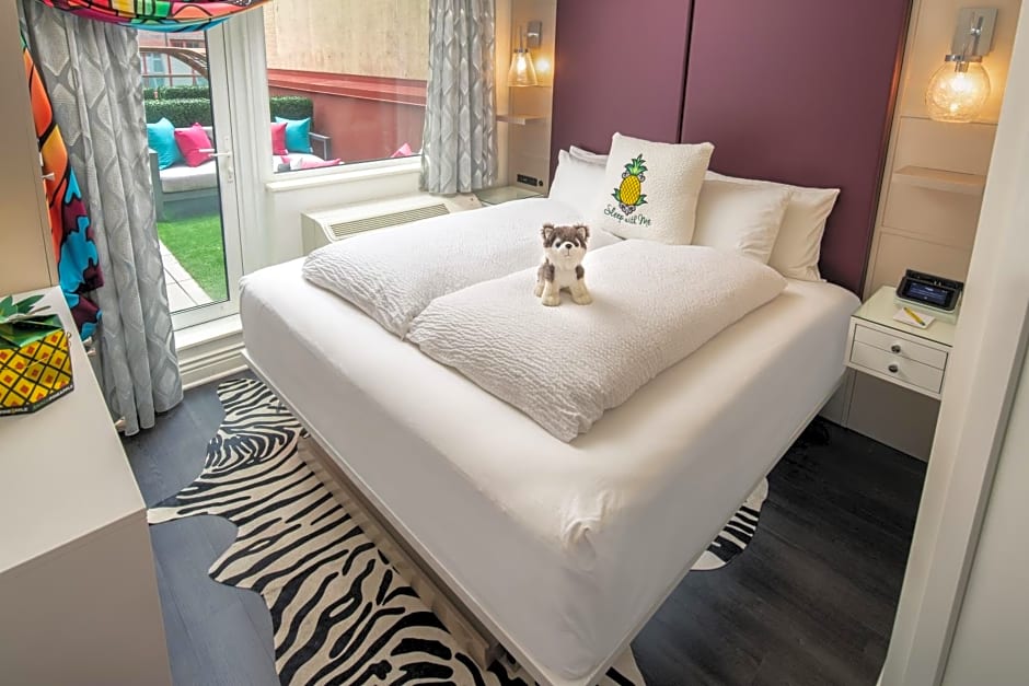 Staypineapple, An Artful Hotel, Midtown