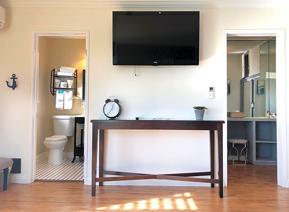 Seaside Laguna Inn & Suites