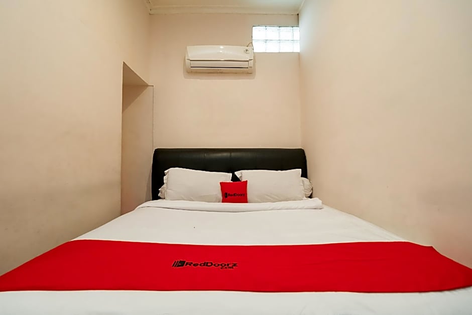 RedDoorz @ Fella Homestay Medan