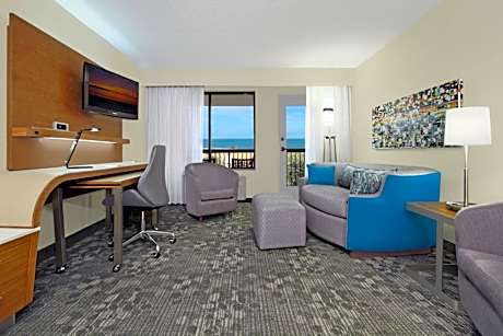 One-Bedroom Executive King Suite with Sofa Bed, Adapted Tub and Balcony - Mobility and Hearing Accessible