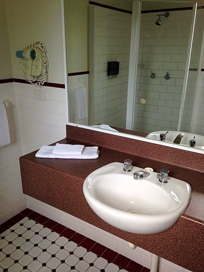 Francis Phillip Motor Inn and The Lodge